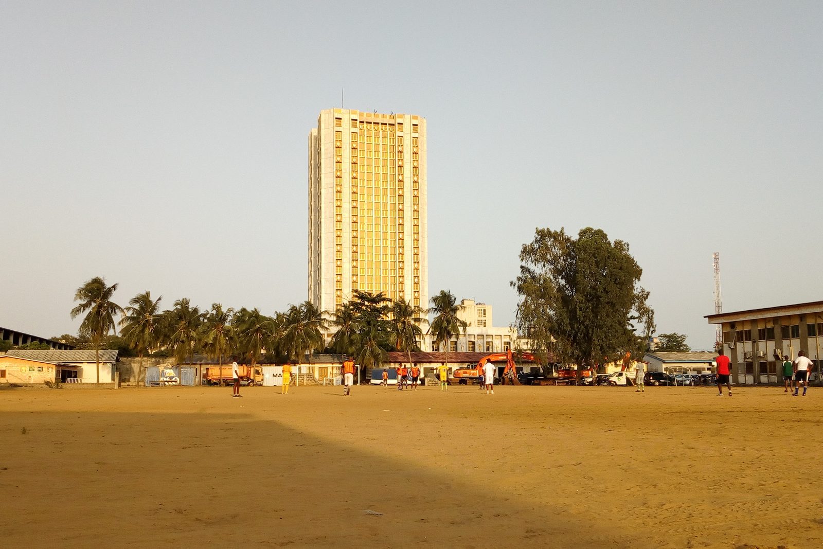 Tour BCEAO à Cotonou, illustrant le contexte urbain suivi par le bureau d'études au Bénin