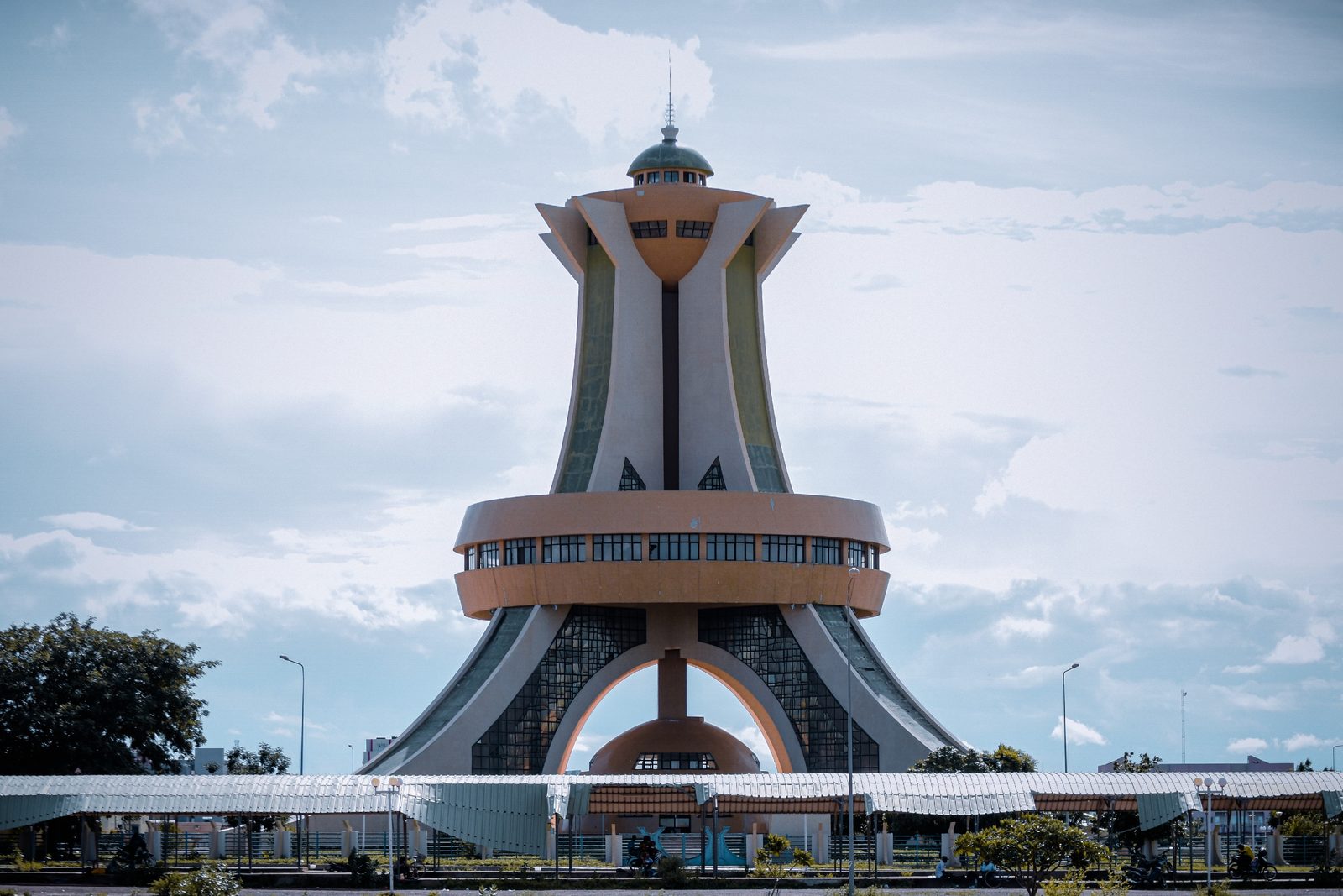 Monument des Héros nationaux à Ouagadougou, illustrant le contexte urbain suivi par le bureau d'études au Burkina Faso