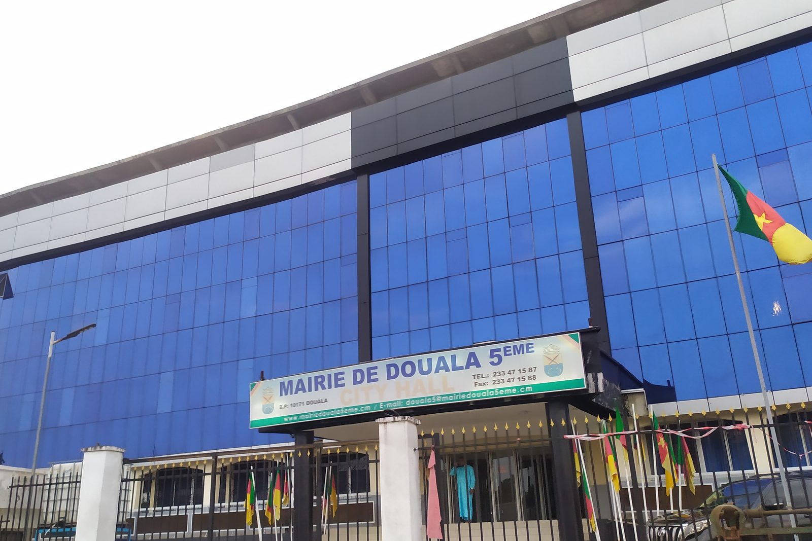 Mairie de Douala 5ème, illustrant le contexte urbain suivi par le bureau d'études au Cameroun