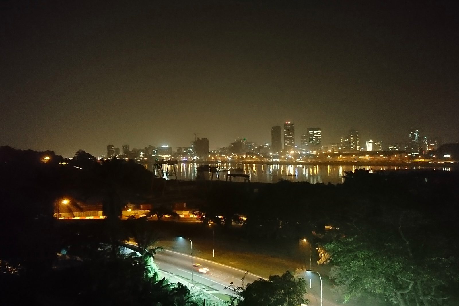 Skyline nocturne du Plateau à Abidjan, illustrant les projets suivis par le bureau d'études en Côte d'Ivoire