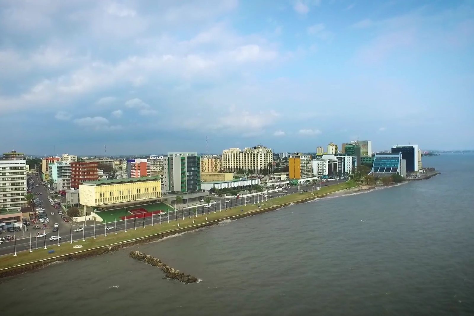 Front de mer du centre-ville de Libreville, illustrant le contexte urbain suivi par le bureau d'études au Gabon