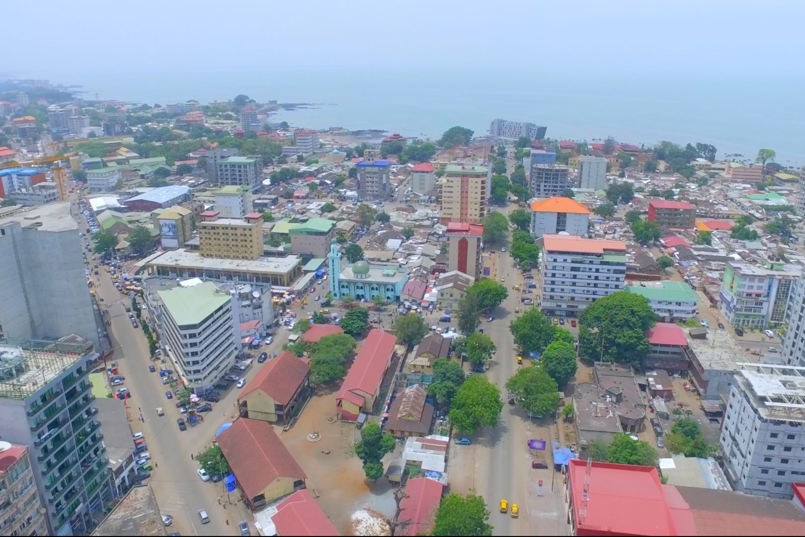Vue aérienne du centre-ville de Conakry, illustrant les projets suivis par le bureau d'études en Guinée