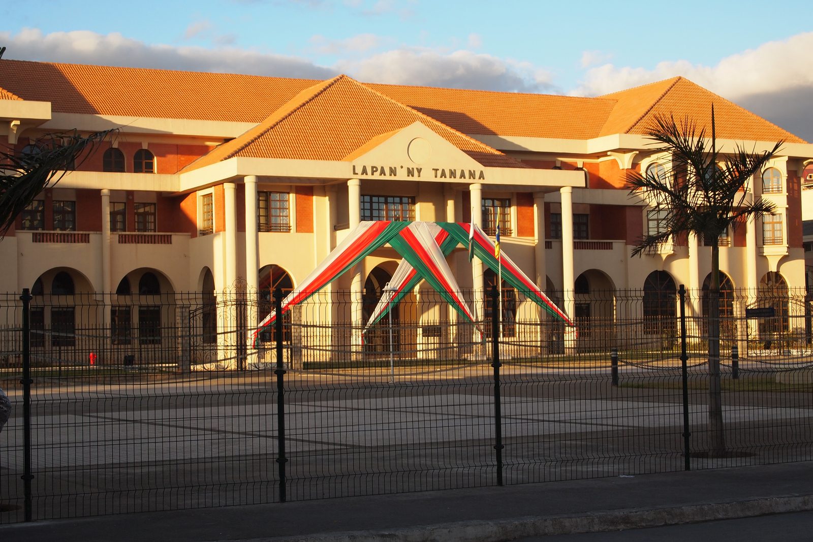 Hôtel de ville d'Antananarivo (Lapan'ny Tanana), illustrant le contexte urbain suivi par le bureau d'études à Madagascar