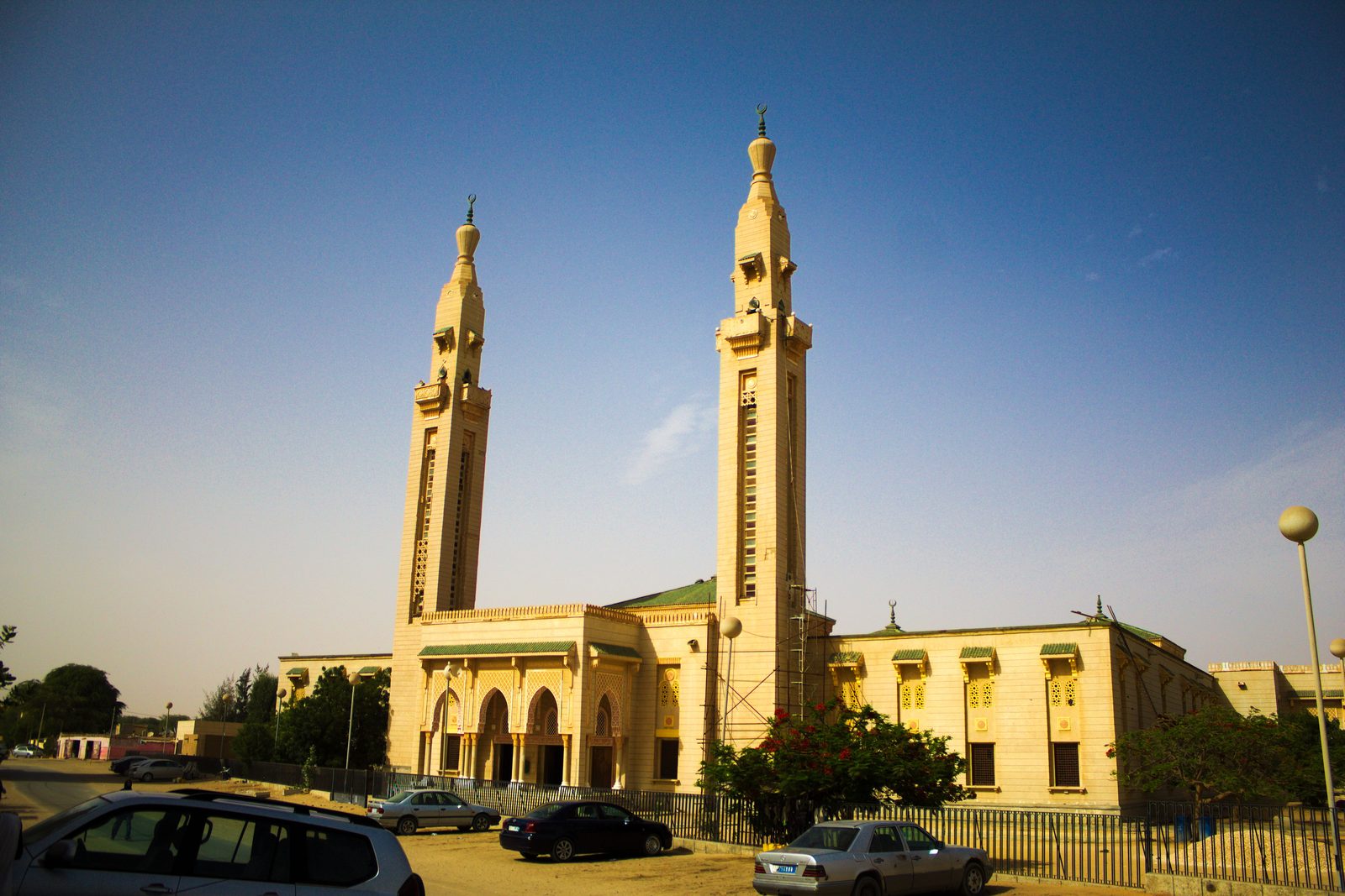 Grande Mosquée saoudienne de Nouakchott, illustrant le contexte urbain suivi par le bureau d'études en Mauritanie