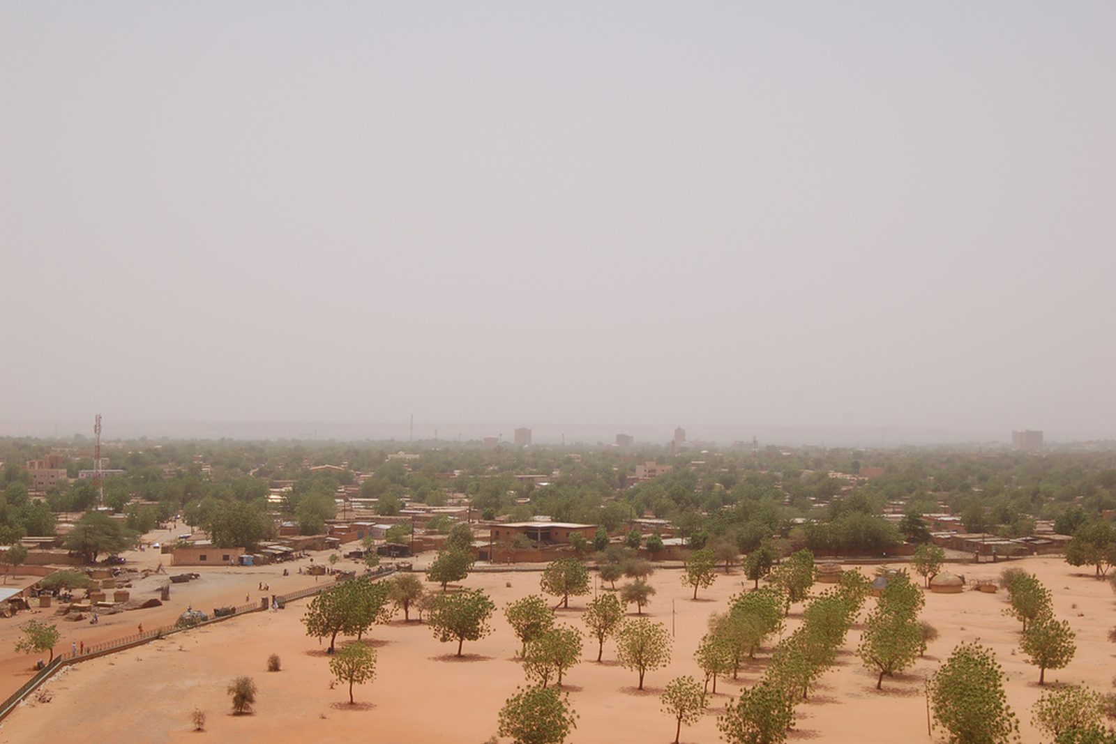 Vue de Niamey depuis la Grande Mosquée, illustrant le tissu urbain suivi par le bureau d'études au Niger