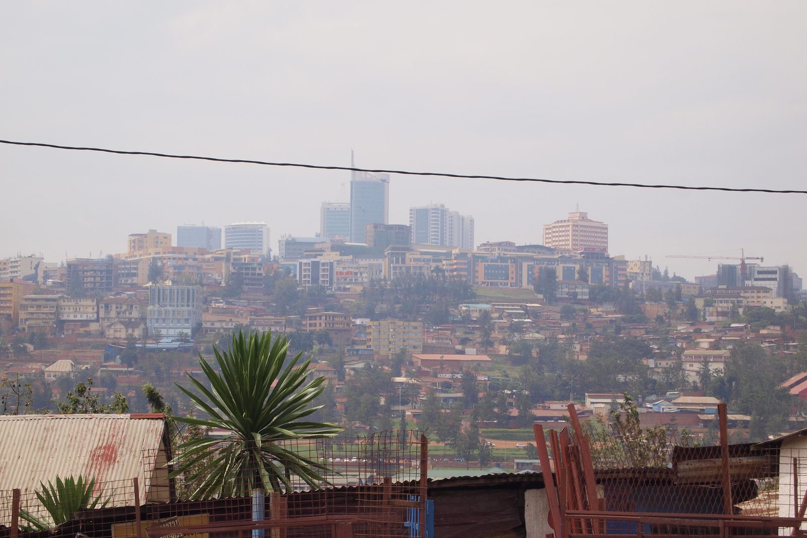 Skyline de Kigali vu depuis la colline du Mémorial du génocide, illustrant les projets suivis par le bureau d'études au Rwanda