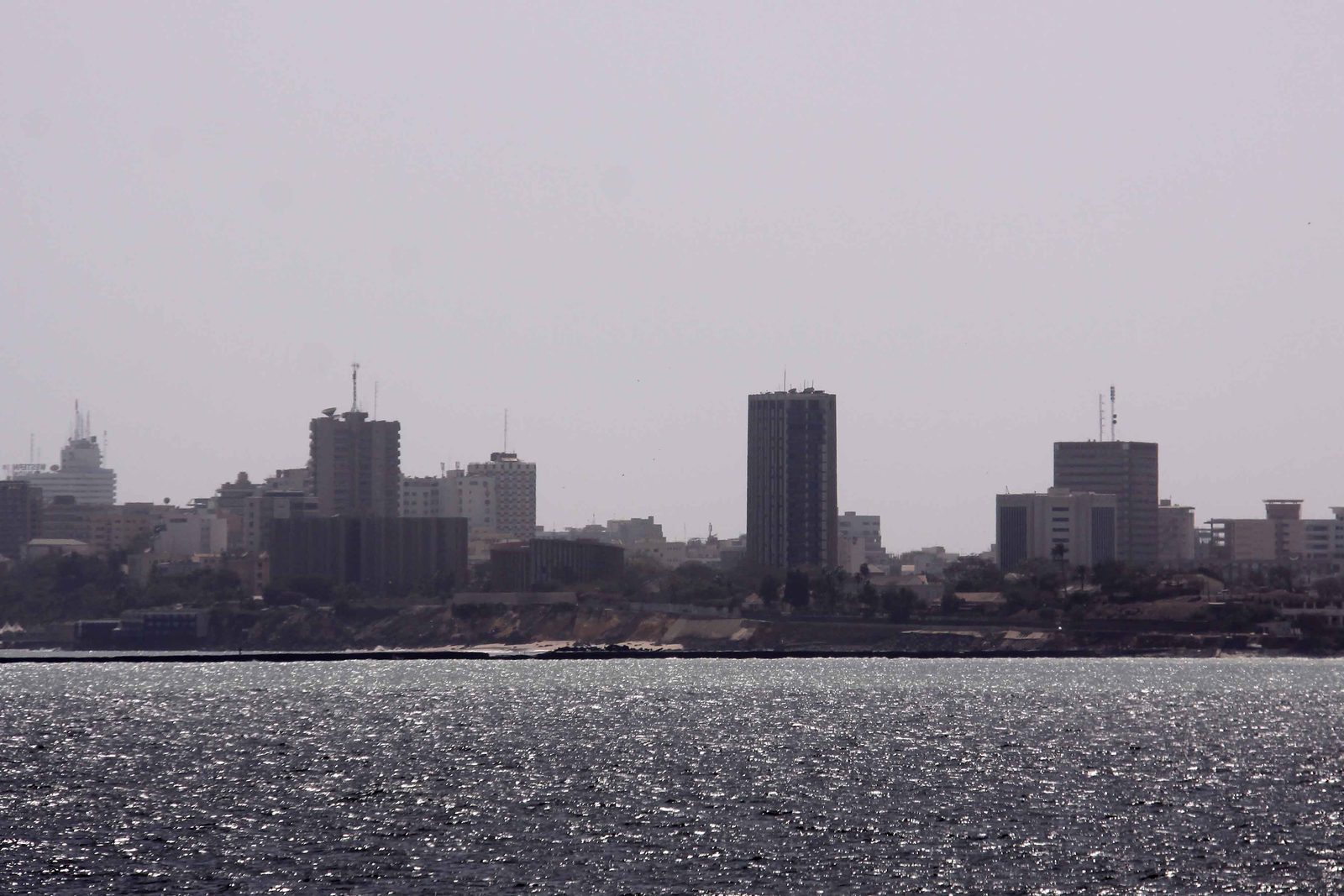 Skyline de Dakar vu depuis la mer, illustrant le développement urbain suivi par le bureau d'études au Sénégal