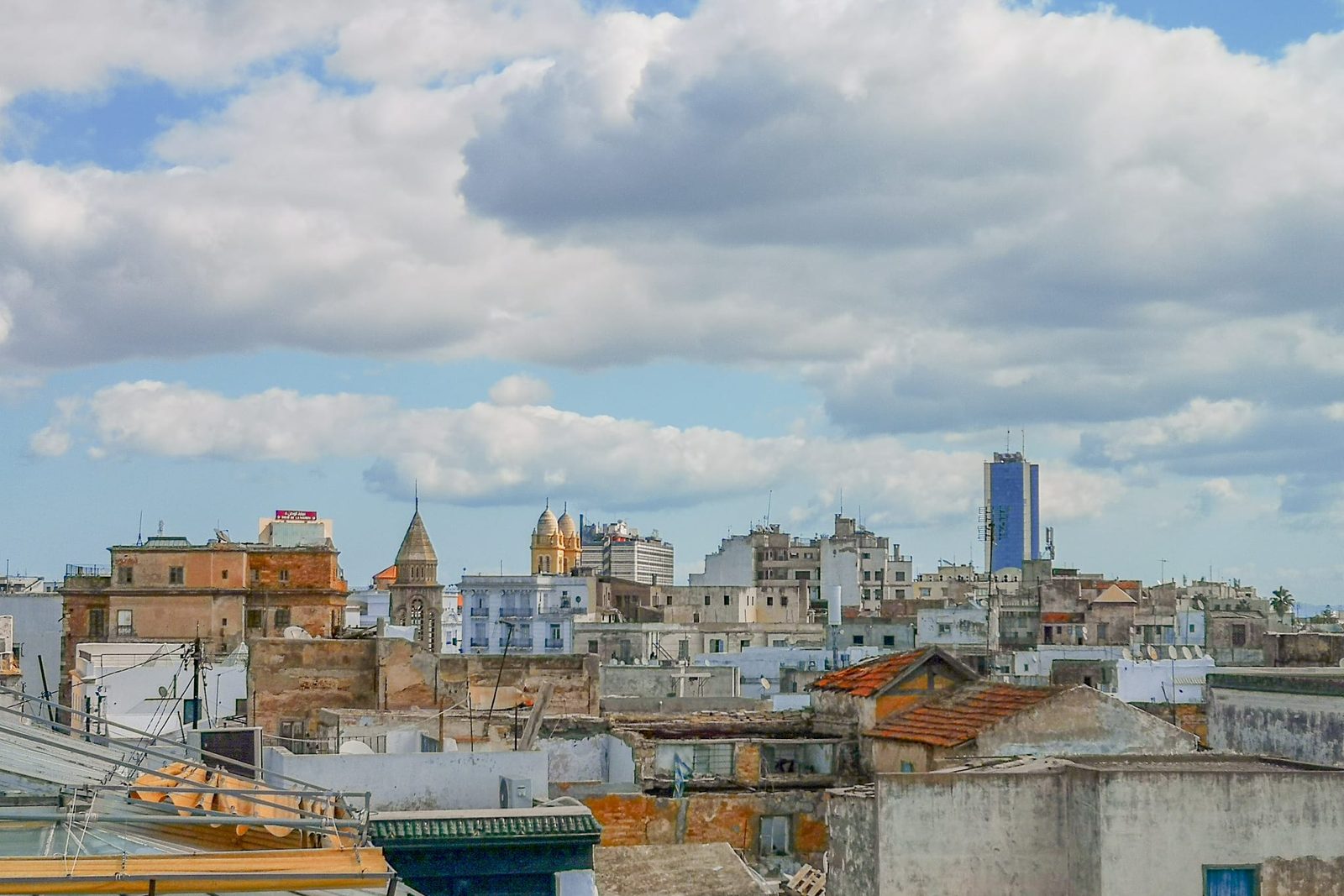 Vue des toits du centre-ville de Tunis, siège historique du bureau d'études TEG